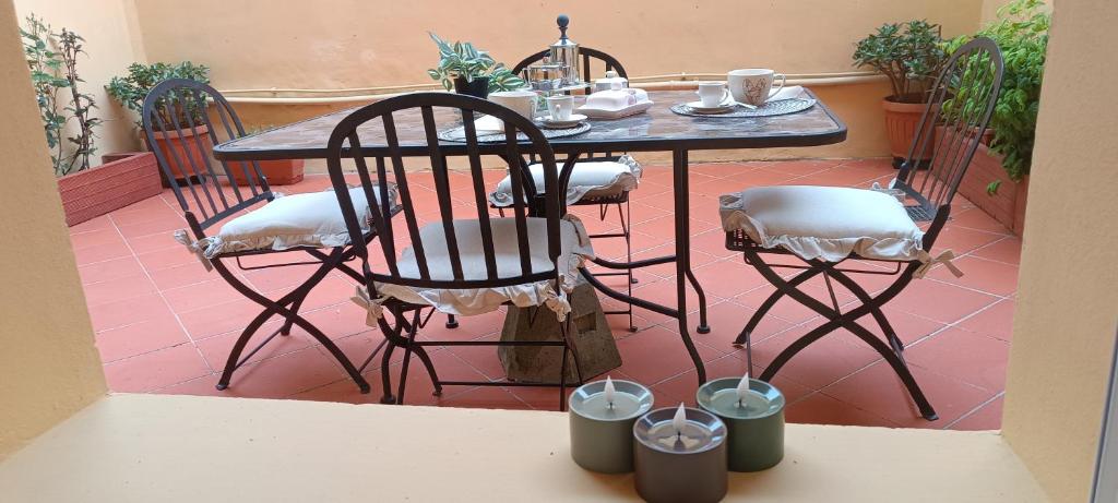 Lady Elisa Secret Courtyard – Lucca